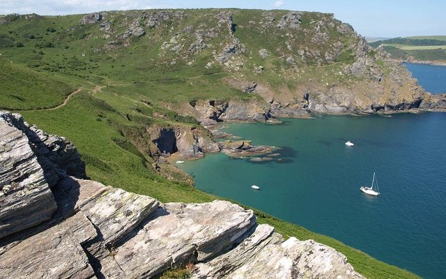 Photo of the coast and sea with boats in the bay at Starehole Bay near Salcombe