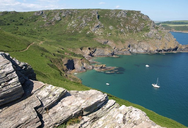 Photo of the coast and sea with boats in the bay at Starehole Bay near Salcombe