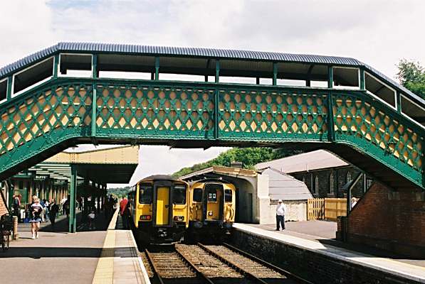 Photo of the footbridge and trains at Okehampton station