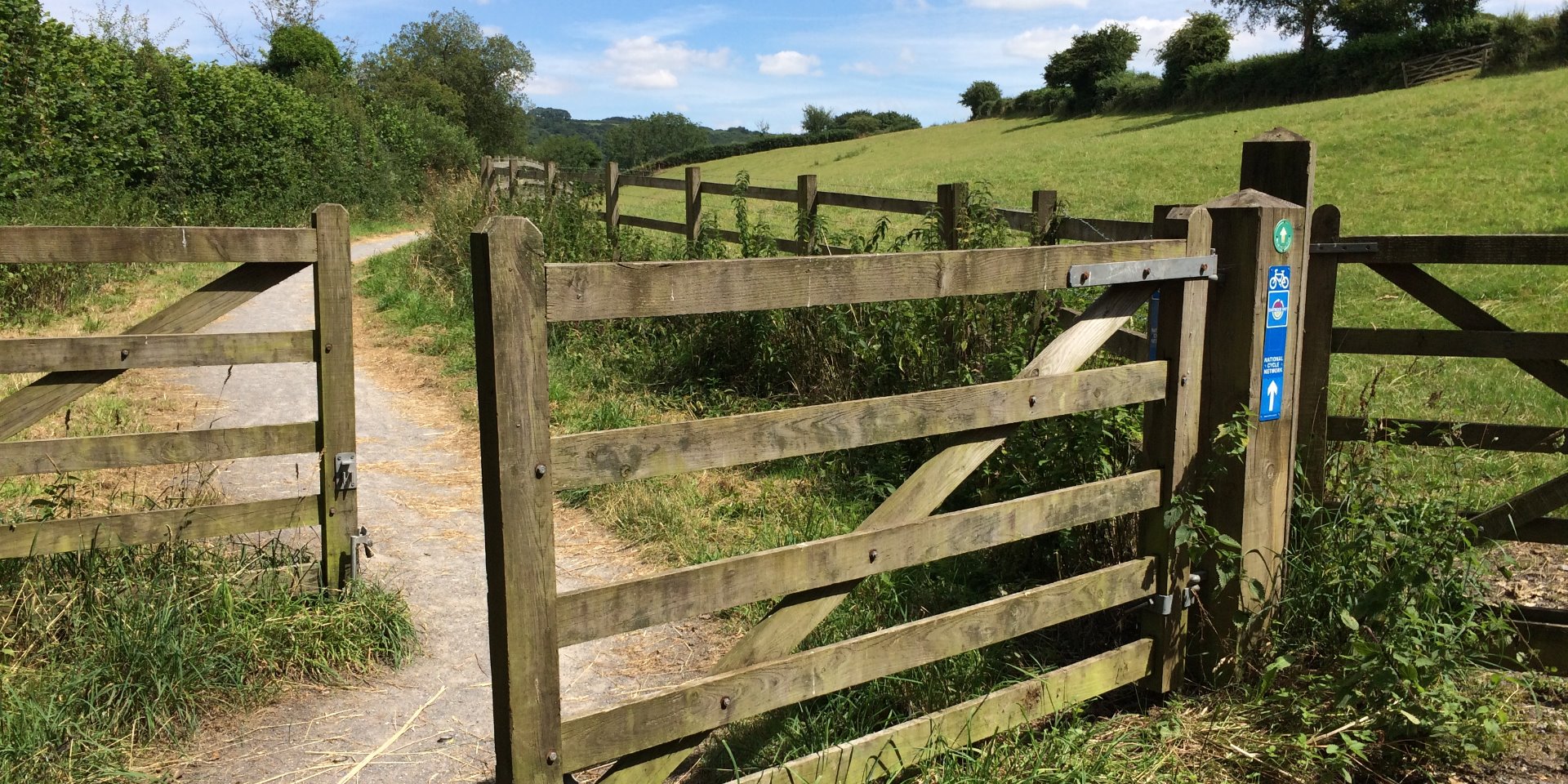 Photo of the footpath and gate at the start of the Wray Valley Trail at Moretonhampstead